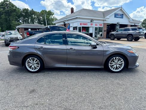 Used 2019 Toyota Camry XLE FWD image 6