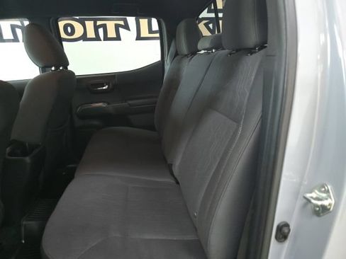 Used 2018 Toyota Tacoma TRD Off-Road AWD/4WD image 10