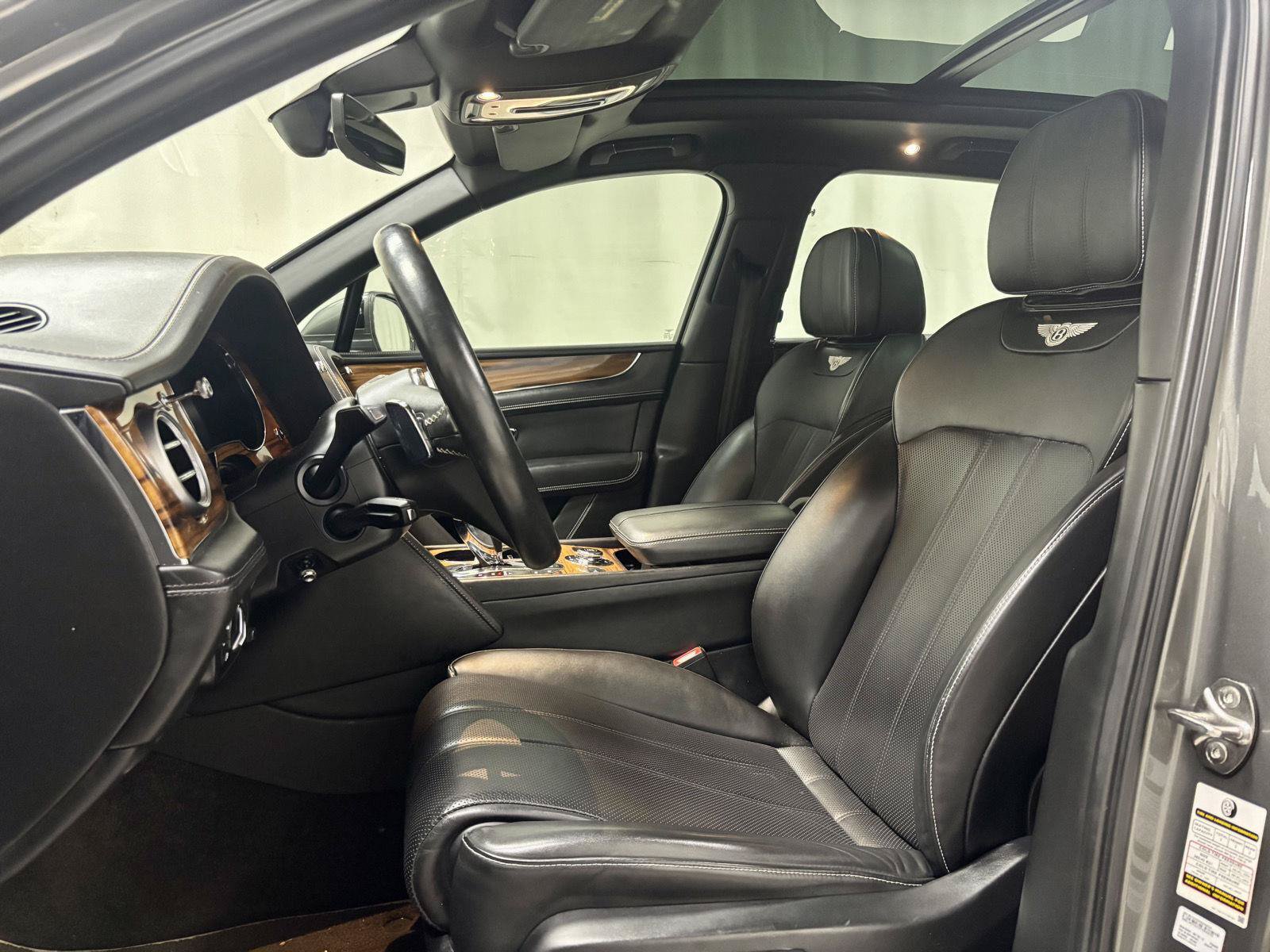 Used 2018 Bentley Bentayga AWD/4WD image 17