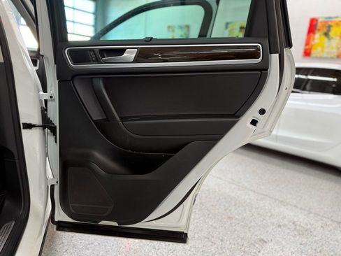 Used 2014 Volkswagen Touareg Hybrid AWD/4WD image 19