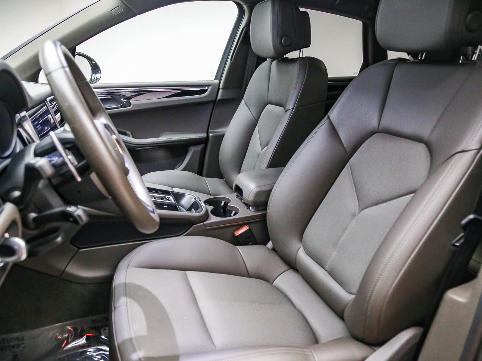 Certified 2023 Porsche Macan S AWD/4WD image 5