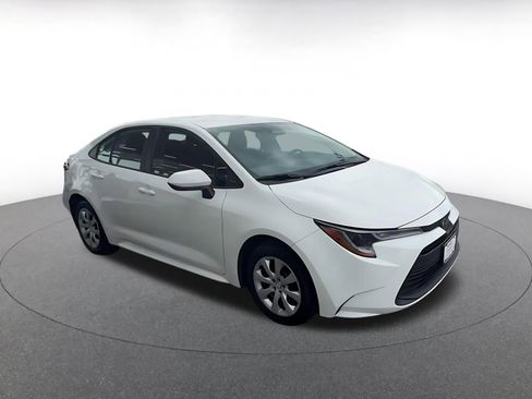 Used 2025 Toyota Corolla LE image 2