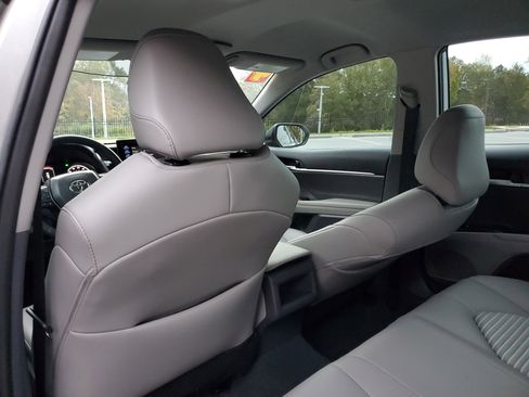 Used 2024 Toyota Camry SE image 9