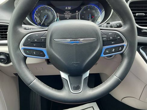 Used 2023 Chrysler Pacifica Touring-L FWD image 48