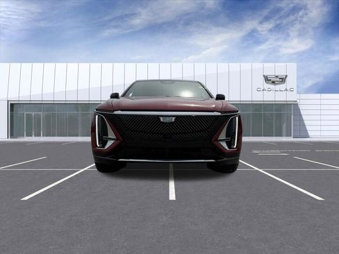 Used 2025 Cadillac Lyriq Luxury w/ LPO, Floor Liner Package AWD/4WD image 7