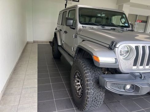 Used 2018 Jeep Wrangler Unlimited Sahara AWD/4WD image 4