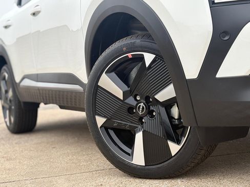 New 2025 Nissan Kicks SR image 9