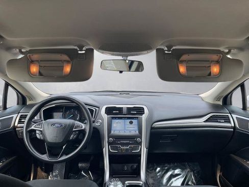 Certified 2018 Ford Fusion SE FWD image 3