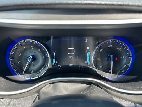 Used 2025 Chrysler Pacifica Select AWD/4WD image 2