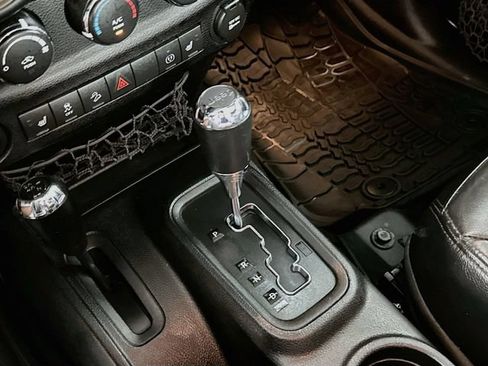 Used 2017 Jeep Wrangler Unlimited Sahara AWD/4WD image 19