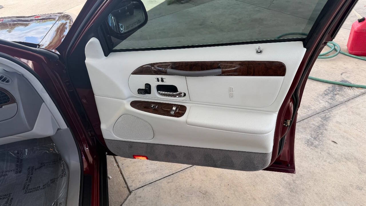 Used 1999 Lincoln Town Car Signature RWD image 18