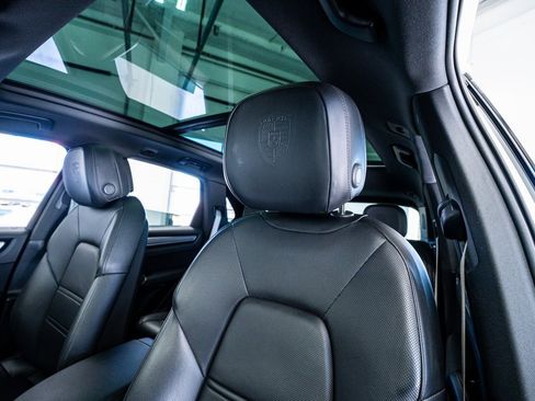 Used 2023 Porsche Cayenne Platinum Edition image 38