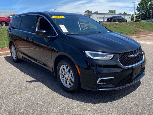 Used 2024 Chrysler Pacifica Touring-L FWD image 1