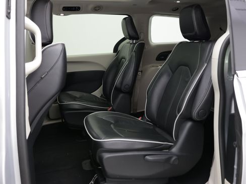 Used 2023 Chrysler Pacifica Limited FWD image 28