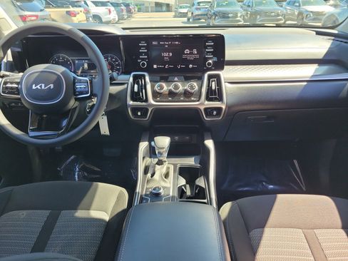 Used 2023 Kia Sorento LX image 9