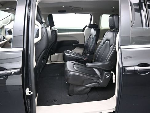 Used 2023 Chrysler Pacifica Touring-L FWD image 28