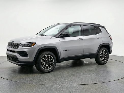 Used 2025 Jeep Compass Trailhawk AWD/4WD image 3