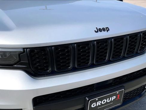 Used 2023 Jeep Grand Cherokee L Laredo image 30