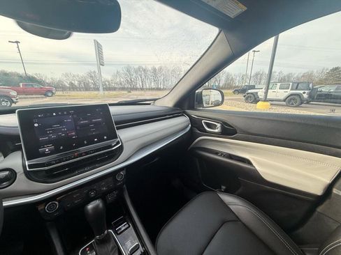 Used 2025 Jeep Compass Limited image 23