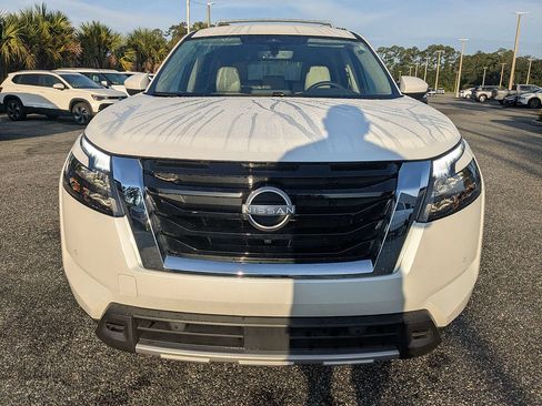 Used 2025 Nissan Pathfinder SL FWD image 9