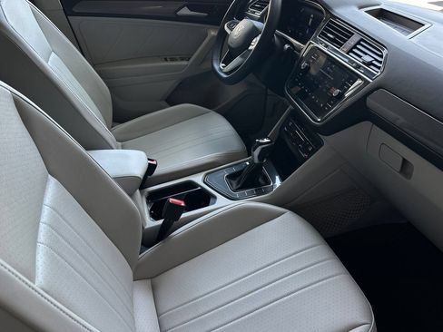 Used 2023 Volkswagen Tiguan SE w/ Panoramic Sunroof Package FWD image 17