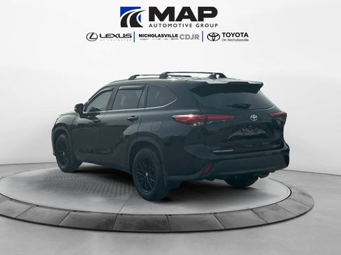 Used 2023 Toyota Highlander XLE image 3