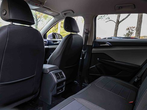 Used 2024 Volkswagen Taos SE image 23