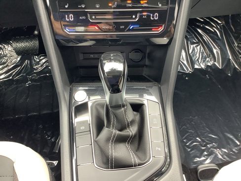 New 2026 Volkswagen Taos SE FWD image 15