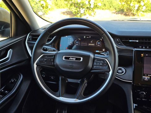 Used 2023 Jeep Grand Cherokee L Laredo image 25