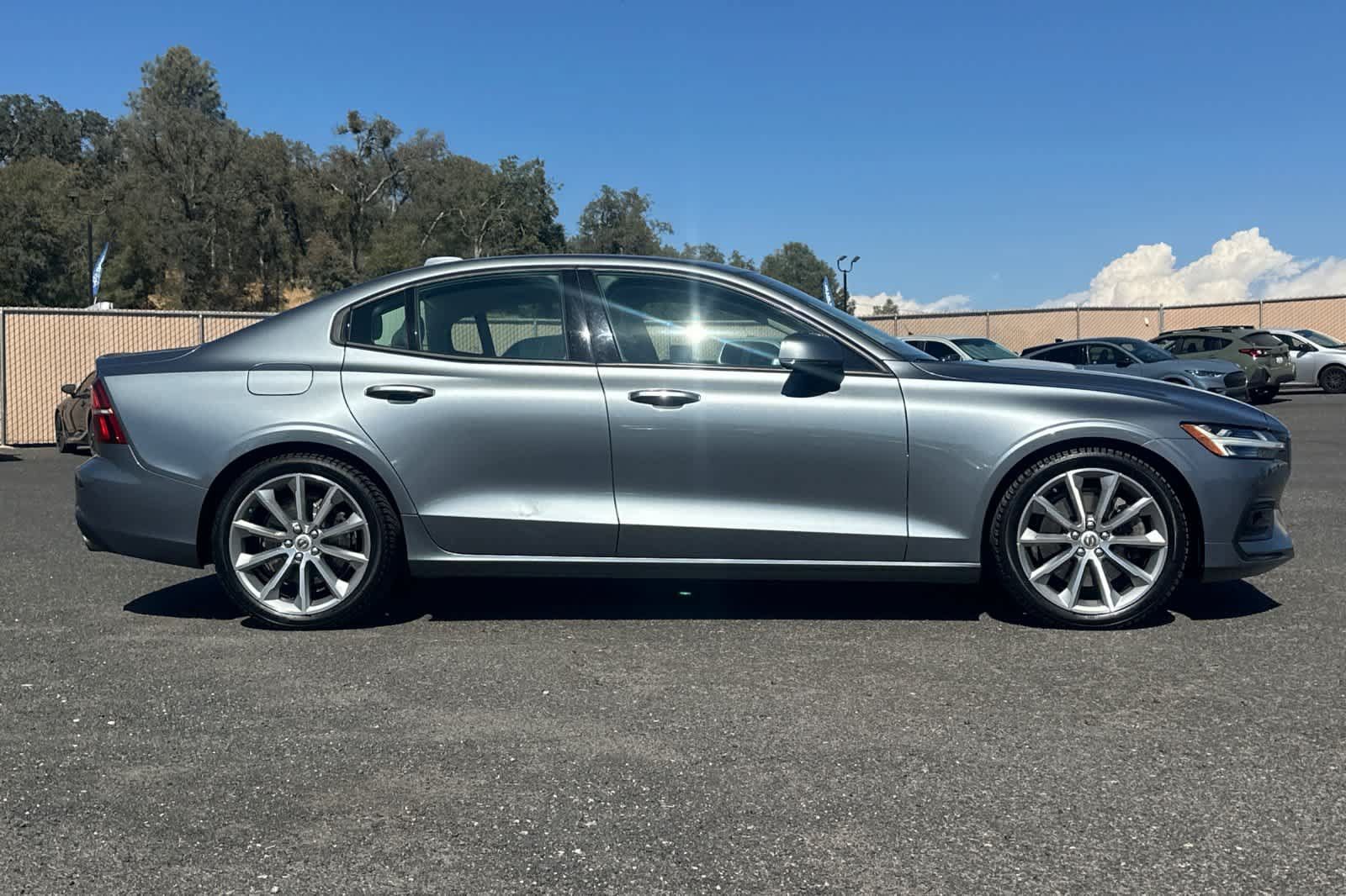 Used 2021 Volvo S60 T6 Momentum AWD/4WD image 2