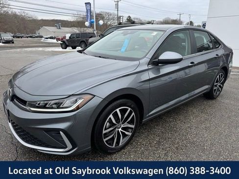 Certified 2025 Volkswagen Jetta SE image 1