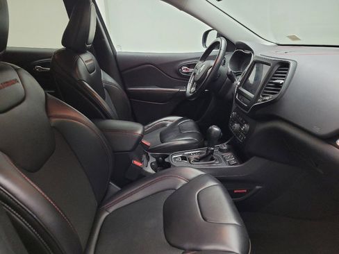 Used 2019 Jeep Cherokee Trailhawk w/ Cold Weather Group image 21