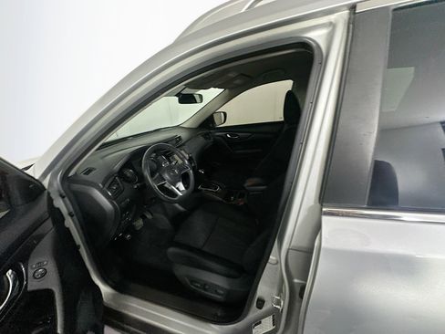 Used 2017 Nissan Rogue SV w/ SV Premium Package image 13