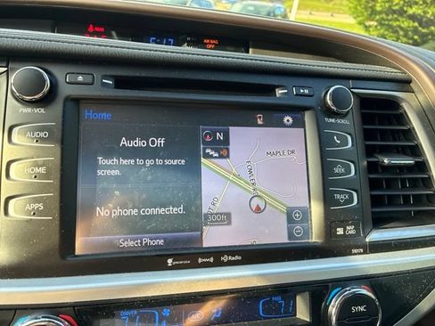 Used 2018 Toyota Highlander XLE AWD/4WD image 19