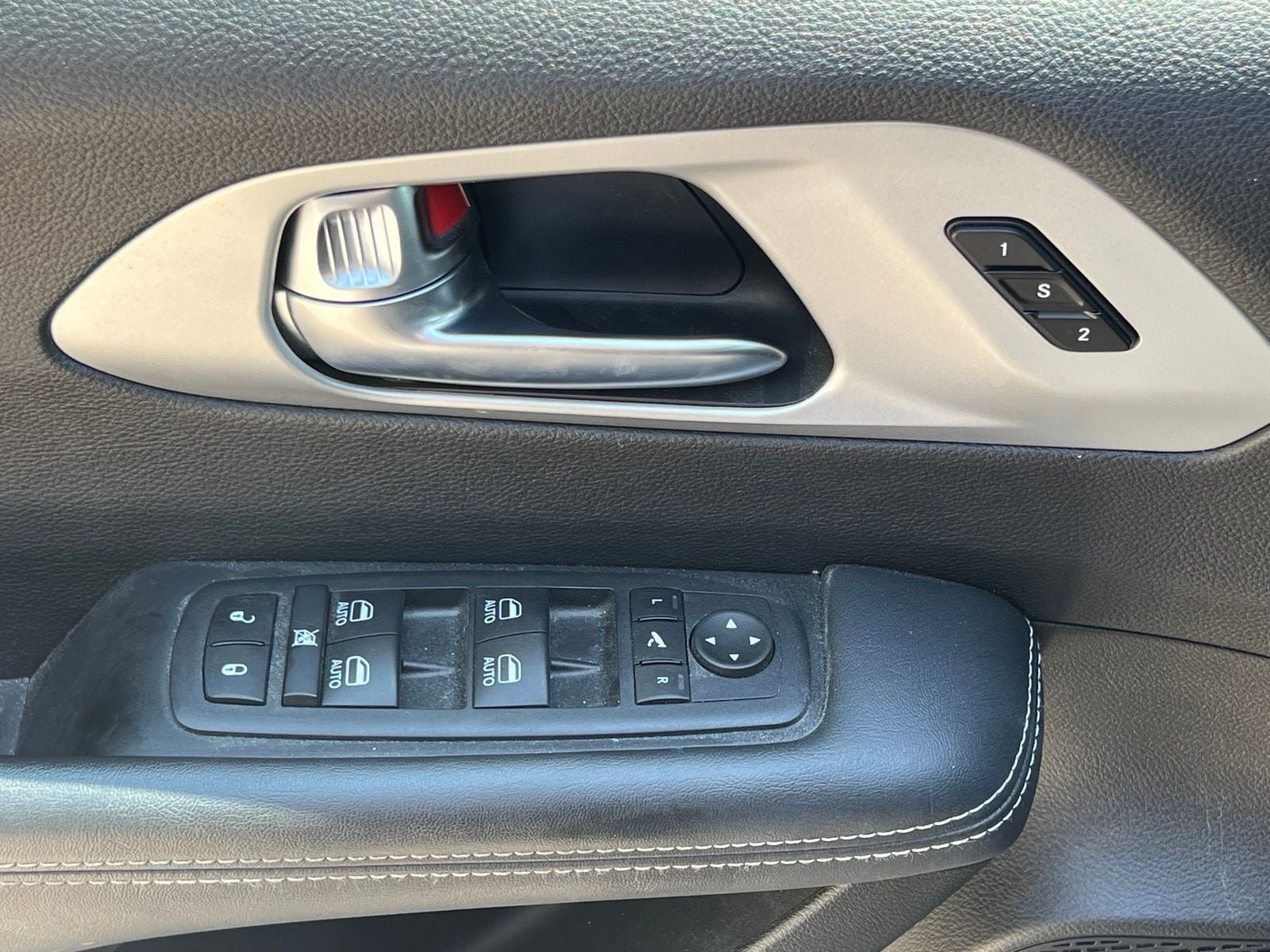 Used 2025 Chrysler Pacifica Limited FWD image 28