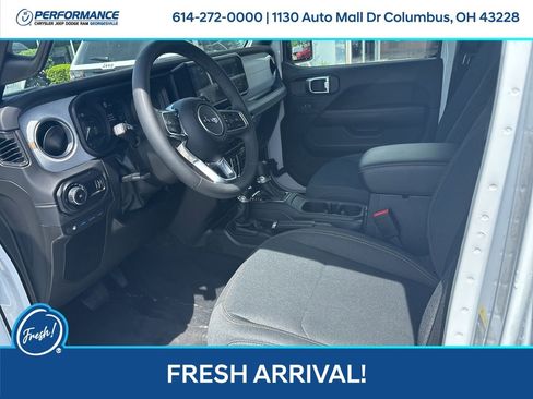 Used 2025 Jeep Wrangler Unlimited Sahara image 13