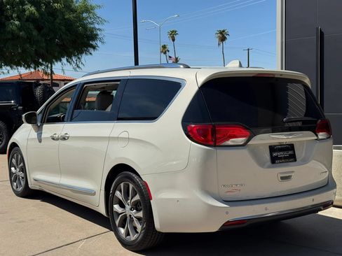 Used 2017 Chrysler Pacifica Limited w/ UConnect Theater Package FWD image 8
