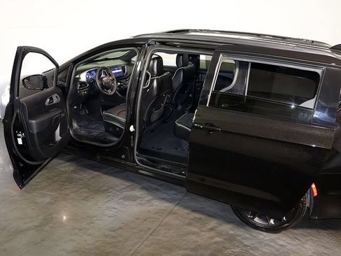 Used 2025 Chrysler Pacifica Limited FWD image 5