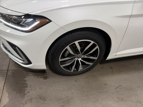 Certified 2025 Volkswagen Jetta SE FWD image 9