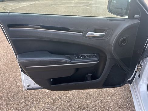 Used 2019 Chrysler 300 S image 7