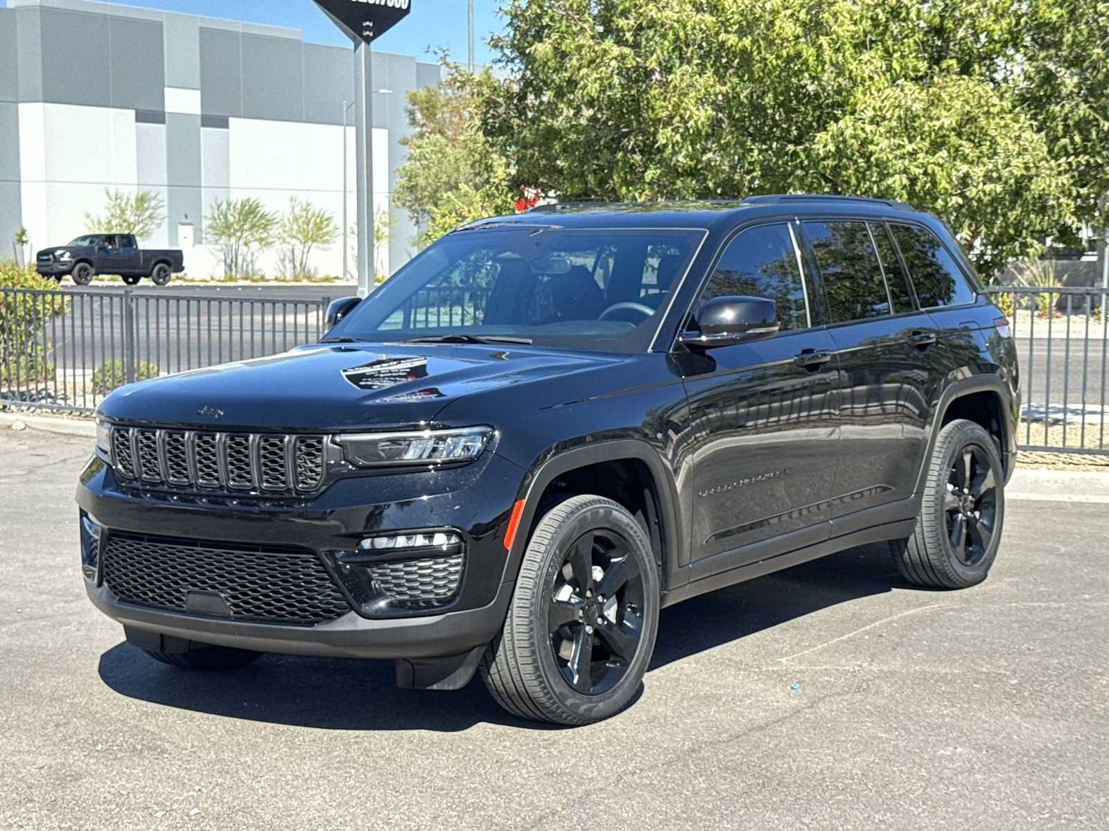 Used 2024 Jeep Grand Cherokee Limited w/ Black Appearance Package AWD/4WD image 4