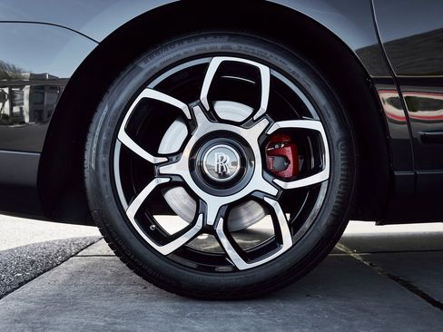 Used 2021 Rolls-Royce Cullinan Black Badge image 22