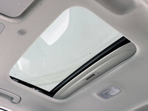 Used 2021 Hyundai Venue SEL w/ Premium Package FWD image 17