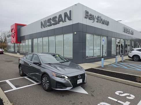 Certified 2025 Nissan Altima 2.5 SV FWD image 1