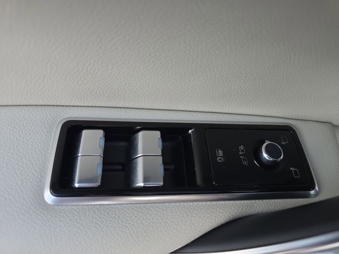 Used 2022 Jaguar XF SE RWD image 29