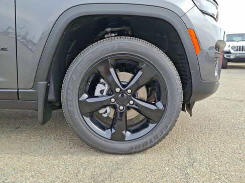 New 2025 Jeep Grand Cherokee Altitude image 5