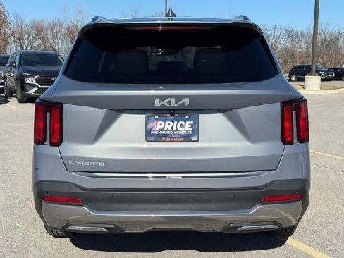 Used 2024 Kia Sorento S image 4