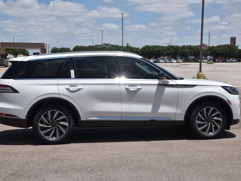 New 2026 Lincoln Aviator AWD image 5