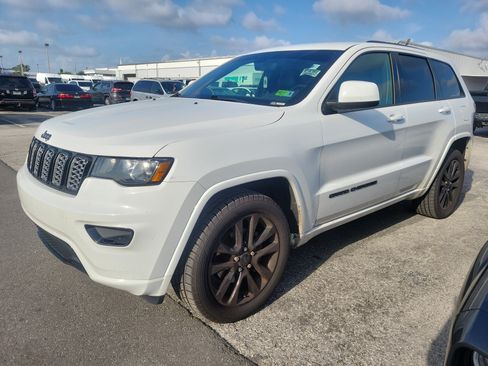 Used 2020 Jeep Grand Cherokee Altitude AWD/4WD image 4