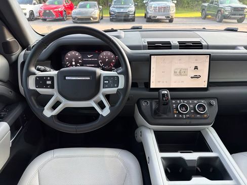 Used 2025 Land Rover Defender 130 X-Dynamic SE AWD/4WD image 4